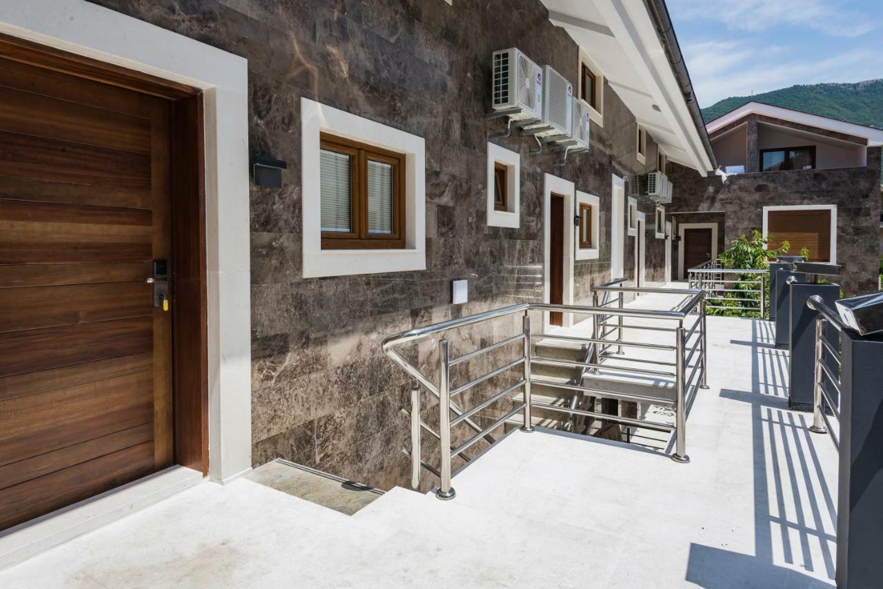 Waikiki Apartments Tivat Exterior photo